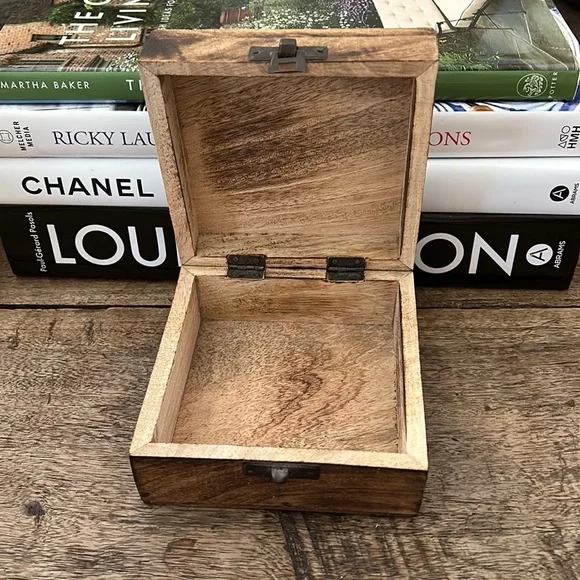 Wood and metal box - Picture 3 of 6